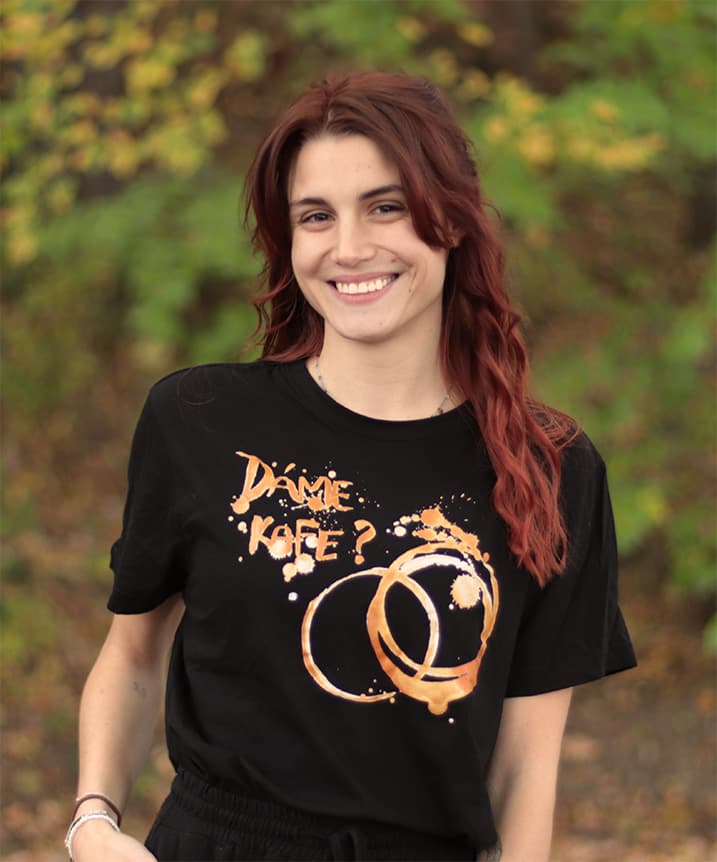 Daniela Konečná maluje obraz